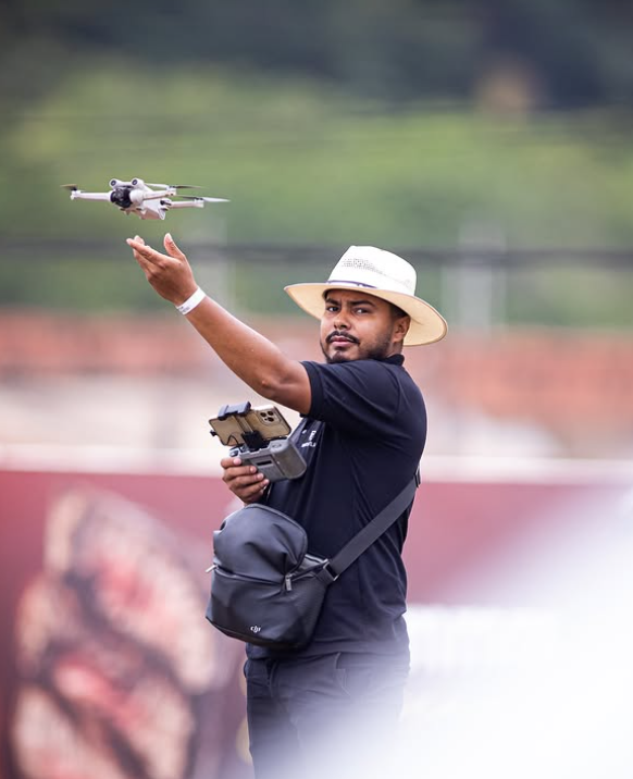 Dono da Dorta Films operando um drone durante uma gravação